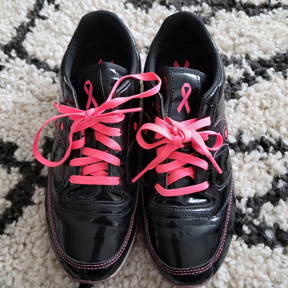 Tennis shoes